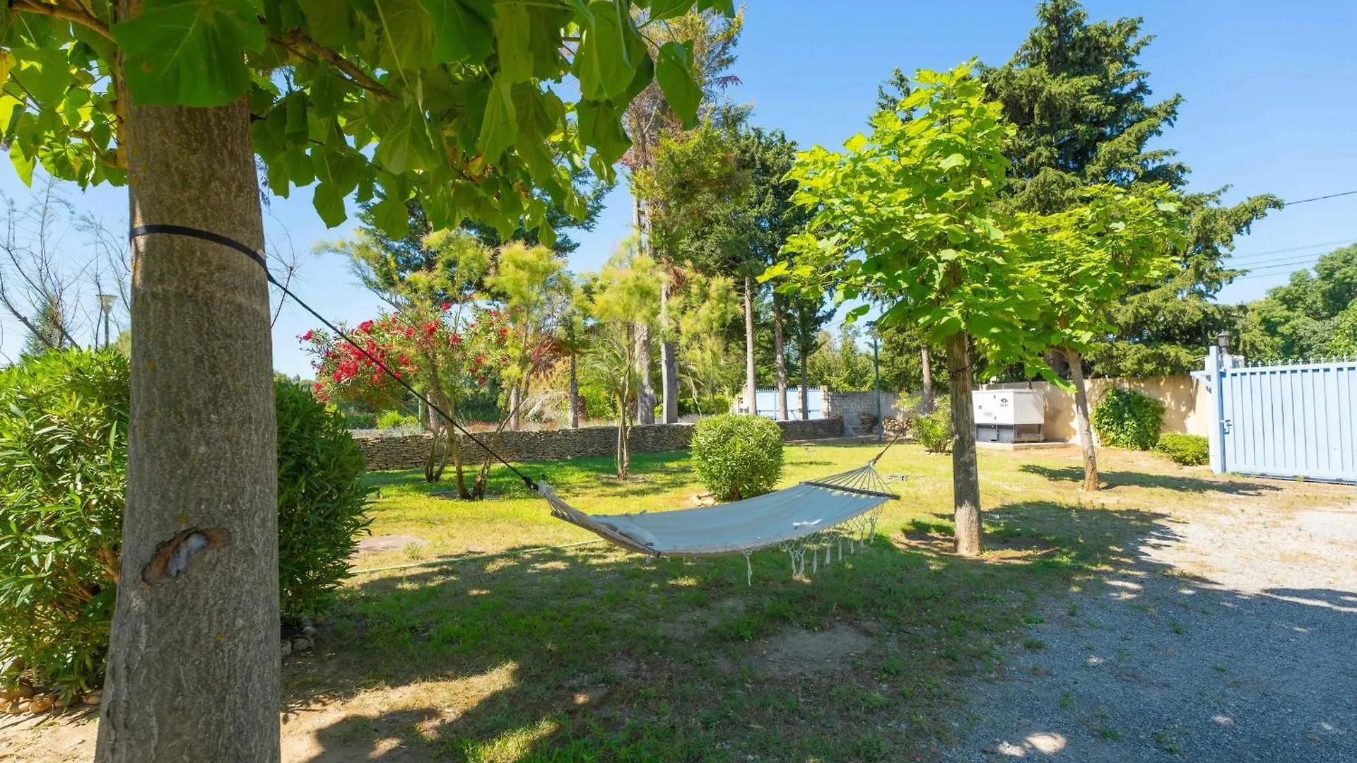 Le Mas Des Lys - Guest Houses Au Coeur De La Provence Dans Un Parc Paysage Avec Piscine, Sauna Et Boulodrome Grans