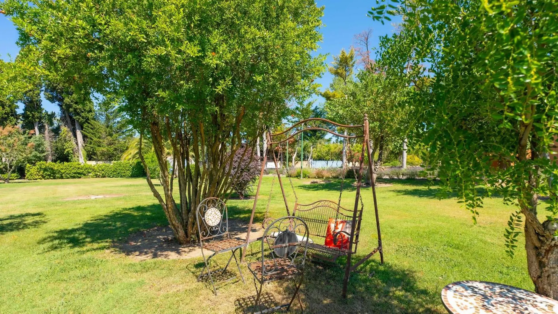 Le Mas Des Lys - Guest Houses Au Coeur De La Provence Dans Un Parc Paysage Avec Piscine, Sauna Et Boulodrome Grans 0*,