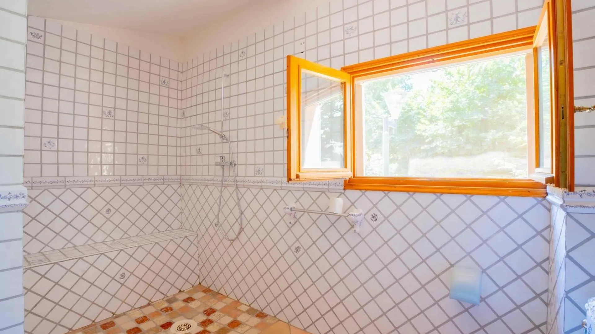 Le Mas Des Lys - Guest Houses Au Coeur De La Provence Dans Un Parc Paysage Avec Piscine, Sauna Et Boulodrome Grans 0*,