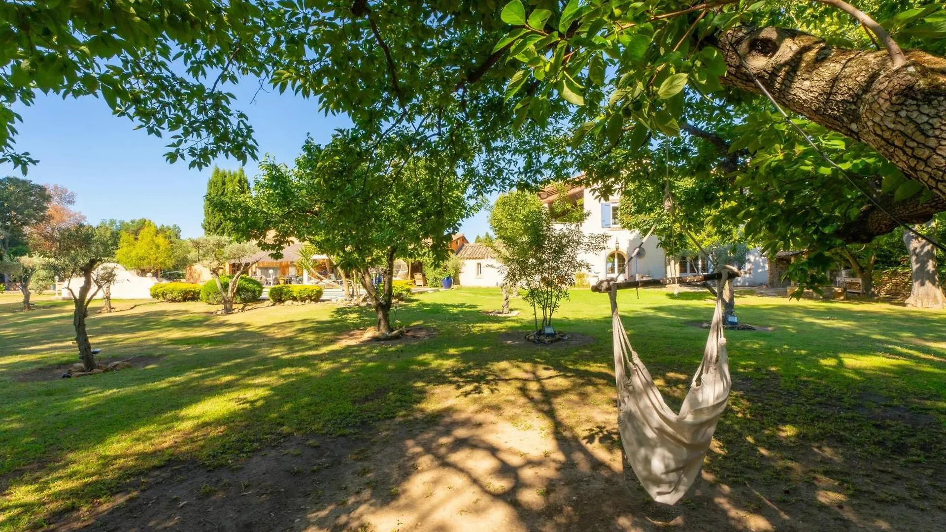 Le Mas Des Lys - Guest Houses Au Coeur De La Provence Dans Un Parc Paysage Avec Piscine, Sauna Et Boulodrome Grans