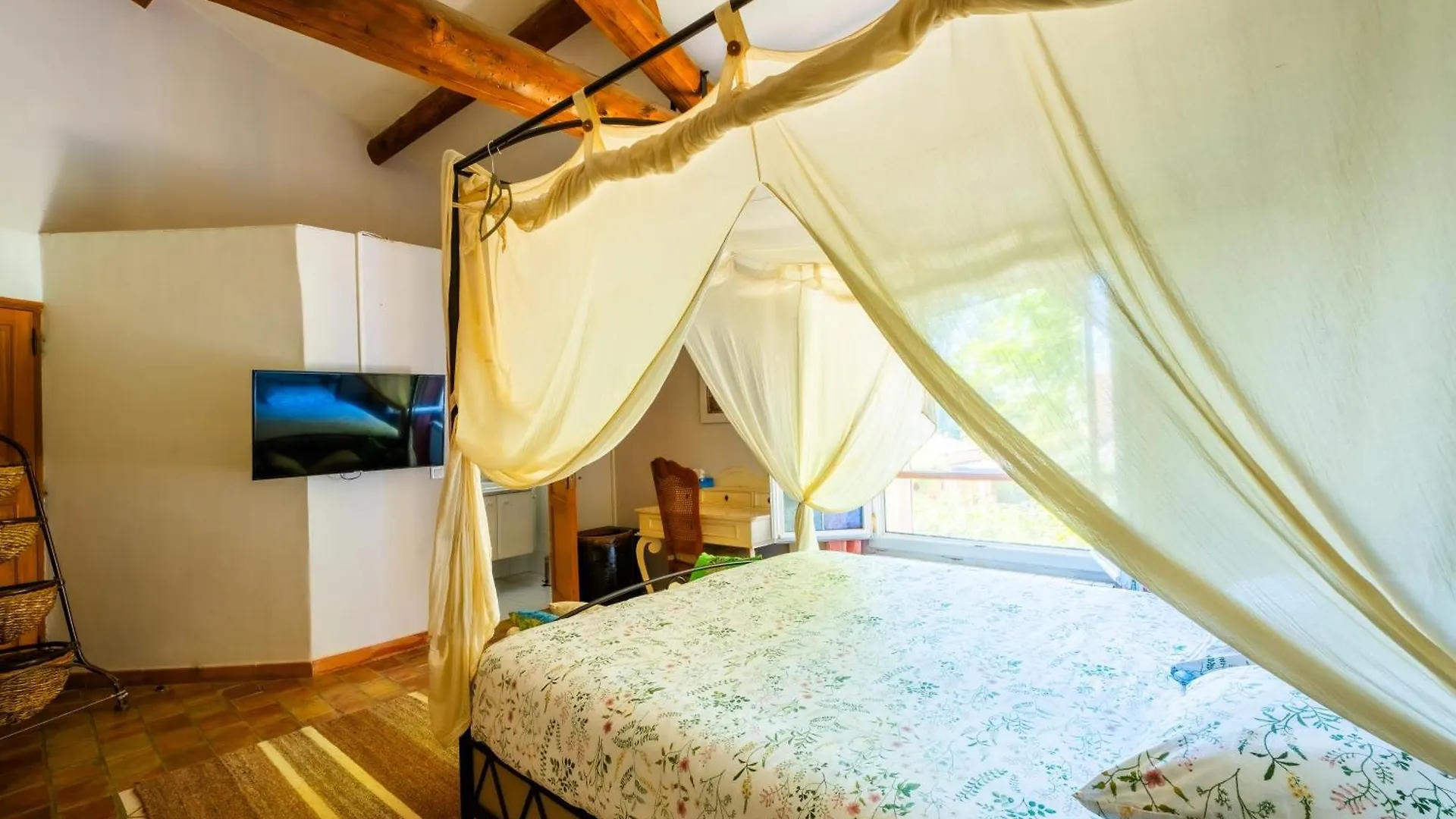 Le Mas Des Lys - Guest Houses Au Coeur De La Provence Dans Un Parc Paysage Avec Piscine, Sauna Et Boulodrome Grans Gerendaház